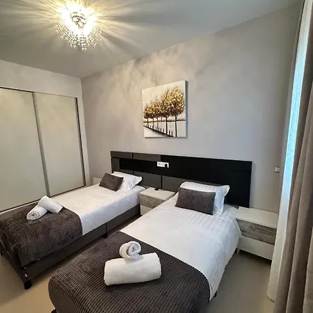 Luxury 3 Bdr By The